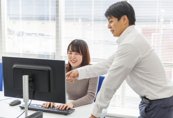 パソコンを見ながら仕事をしている
