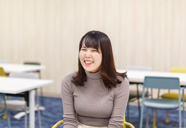 パソコンを見ながら仕事をしている