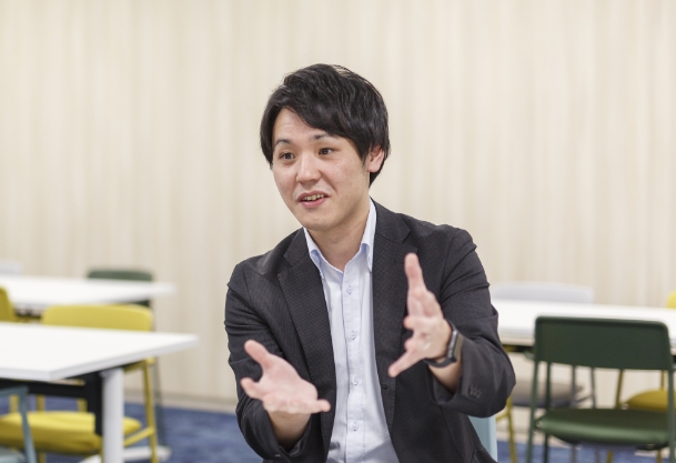 パソコンを見ながら仕事をしている