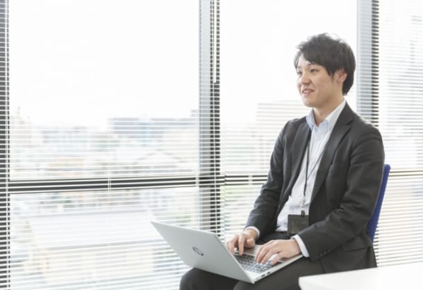 パソコンを見ながら仕事をしている