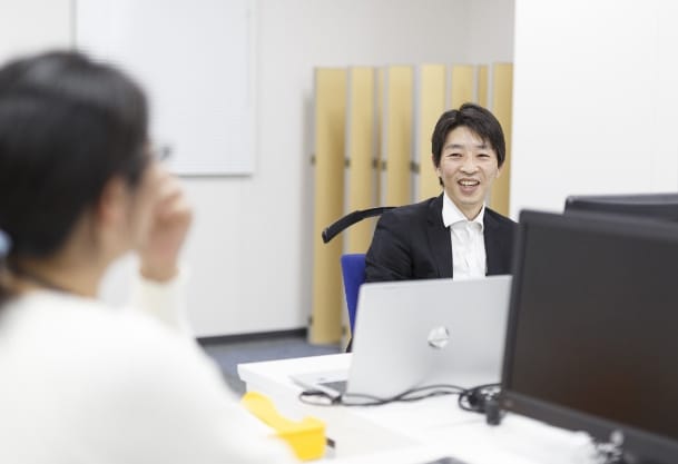 パソコンを見ながら仕事をしている
