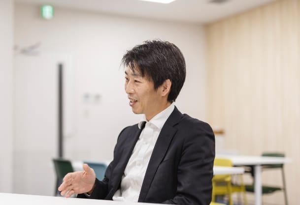 パソコンを見ながら仕事をしている