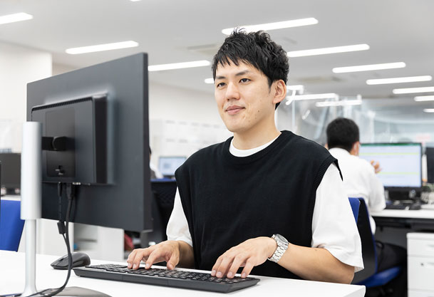 パソコンを見ながら仕事をしている