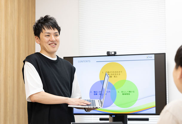 パソコンを見ながら仕事をしている
