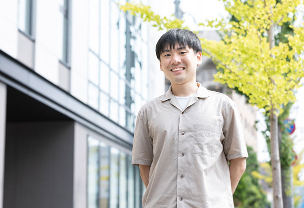 パソコンを見ながら仕事をしている