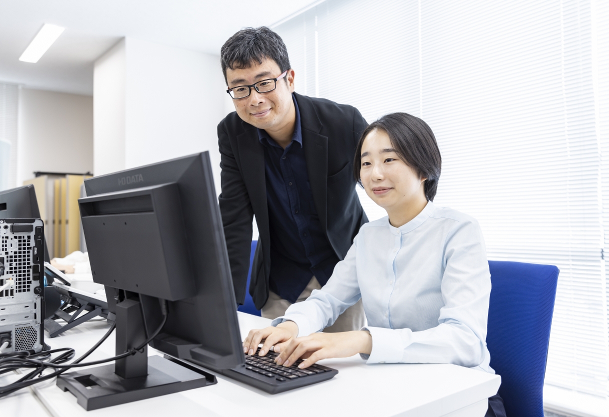 パソコンを見ながら仕事をしている