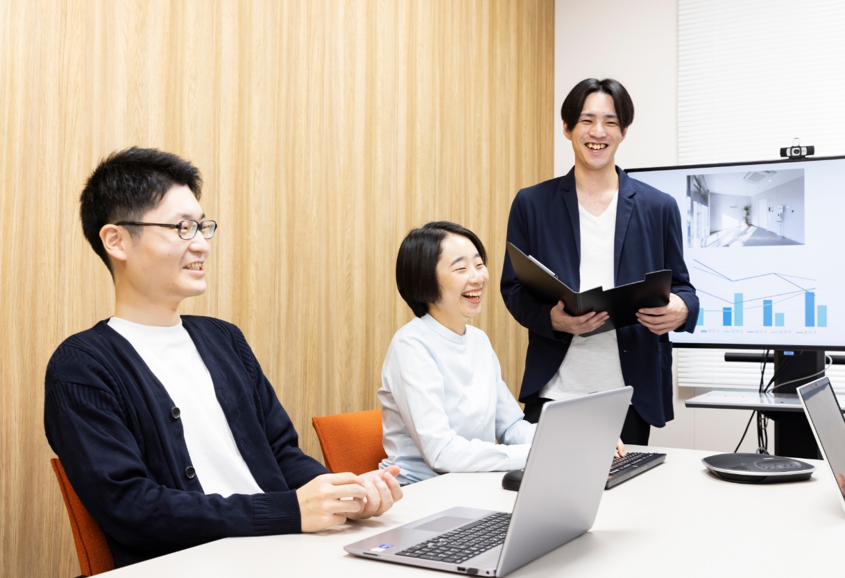 パソコンを見ながら仕事をしている